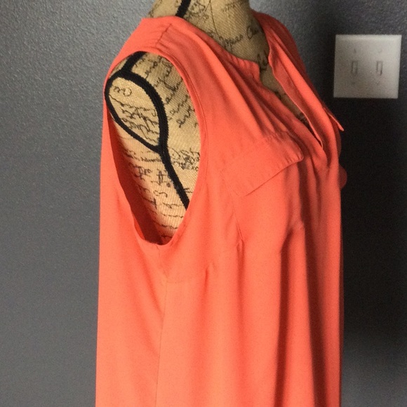 Sleeveless Blouse - Picture 2 of 4